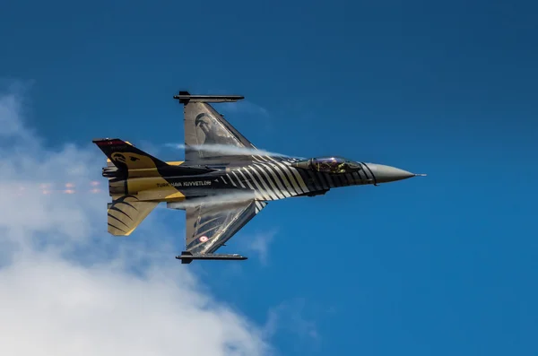 RADOM, POLOGNE - 25 AOÛT : Falcon F-16 turc - Displa Soloturk — Photo