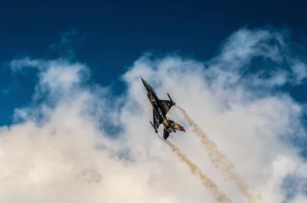 Radom, polen - 25. august: türkischer f-16 falke - soloturk displa — Stockfoto