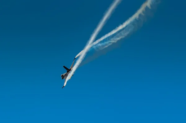 РАДОМ, ПОЛЬША - 25 августа: турецкий F-16 Falcon - Soloturk. — стоковое фото