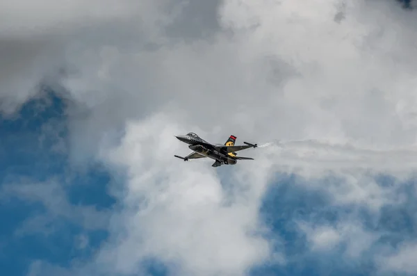 RADOM, POLAND - AUGUST 25: Turkish F-16 Falcon - Soloturk Displa — Stock Photo, Image