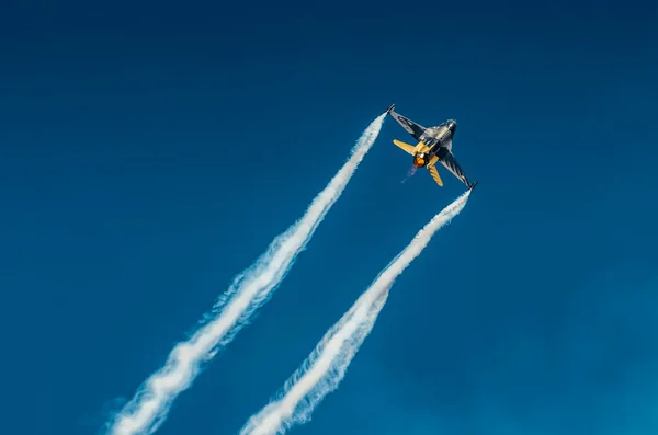 Radom, Polen - 25 augusti: turkiska f-16 falcon - soloturk ridningar — Stockfoto