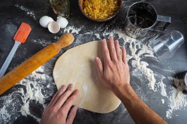 Ev yapımı pizza hamuru, pierogi. Yemek pişirmek için hazırlanan hamur