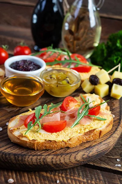 Izgara Bruschetta Tavuk Rillet Jamon Otlarla Birlikte Tavuklu Tost Farklı — Stok fotoğraf