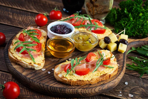 Izgara Bruschetta Tavuk Rillet Jamon Otlarla Birlikte Tavuklu Tost Farklı — Stok fotoğraf