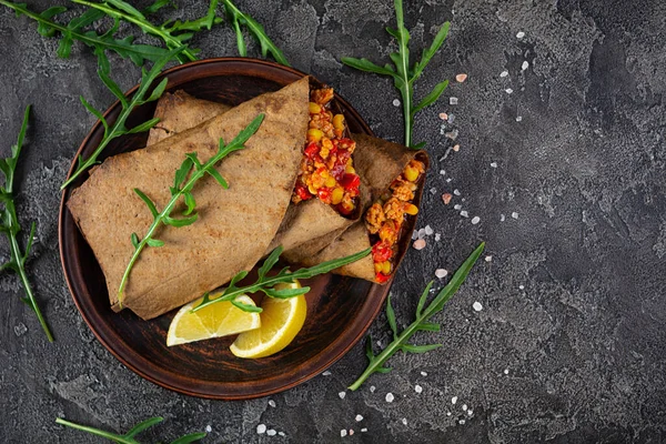 Heerlijke Burrito Met Rundvlees Groenten Verpakt Donker Pitabrood Gegrilde Mexicaanse — Stockfoto