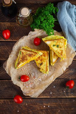 Jambonlu, yumurtalı, otlu ve peynirli kızarmış Fransız tostu. Lezzetli ızgara kahvaltı sandviçi