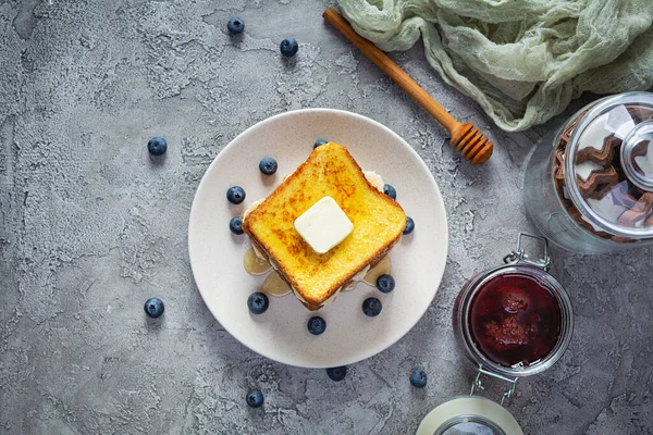 Roti Panggang Perancis Dengan Pisang Blueberry Madu Dan Selai Stroberi — Stok Foto