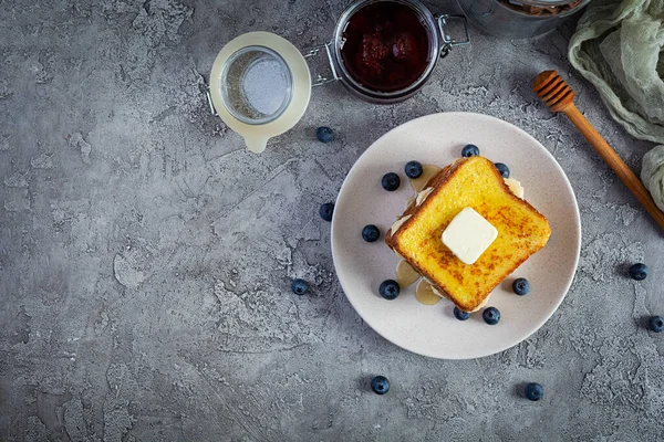 Roti Panggang Perancis Dengan Pisang Blueberry Madu Dan Selai Stroberi — Stok Foto