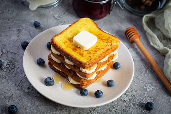 Roti Panggang Perancis Dengan Pisang Blueberry Madu Dan Selai Stroberi — Stok Foto