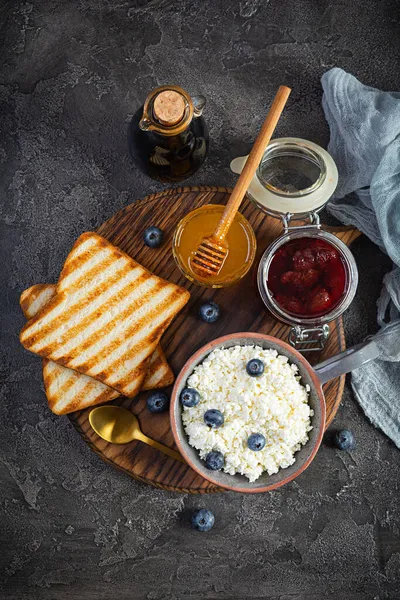 Keju Cottage Lezat Dengan Blueberry Madu Selai Stroberi Dan Roti — Stok Foto
