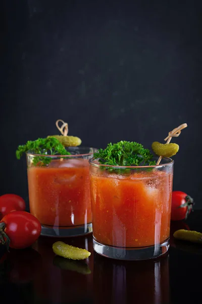 Alkollü Kokteyl Arka Planda Bloody Mary Domates Suyu Votkalı Klasik — Stok fotoğraf