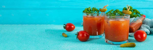 Alkol Kokteyli Bloody Mary Mavi Arka Planda Domates Suyu Votkalı — Stok fotoğraf