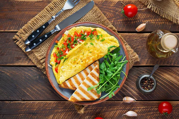 Fried Omelette Tomatoes Onion Herbs Delicious Breakfast Eggs Toasts Top — Stockfoto