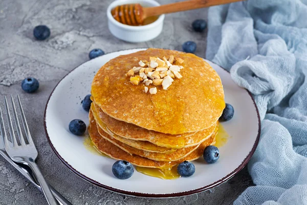 Pancake Buatan Sendiri Yang Lezat Dengan Madu Dan Blueberry Sarapan — Stok Foto