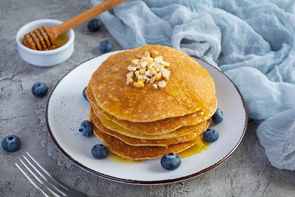 Pancake Buatan Sendiri Yang Lezat Dengan Madu Dan Blueberry Sarapan — Stok Foto