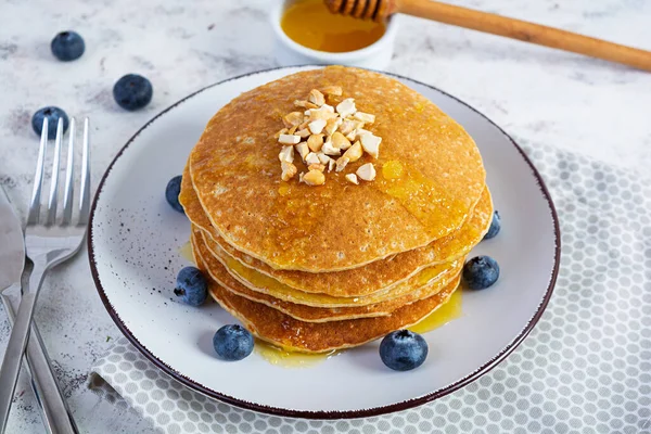 Pancake Buatan Sendiri Yang Lezat Dengan Madu Dan Blueberry Sarapan — Stok Foto