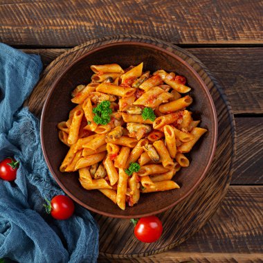 Marinara soslu makarna makarna, midye, soğan ve maydanoz. Klasik İtalyan makarna makarna. Üst görünüm