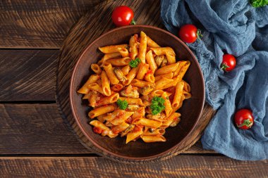 Marinara soslu makarna makarna, midye, soğan ve maydanoz. Klasik İtalyan makarna makarna. Üst görünüm