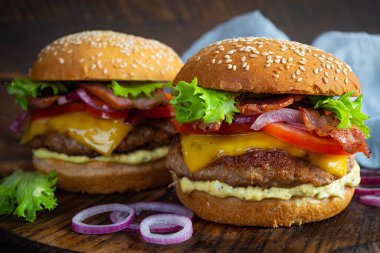 Pastırma dilimi, peynir, marul ve domatesli leziz sığır etli hamburger. Lezzetli fast food burgeri