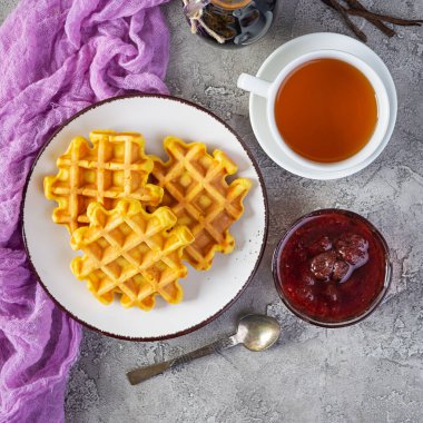 Çilek reçelli balkabaklı waffle. Belçika waffle 'larıyla nefis bir kahvaltı. Üst görünüm