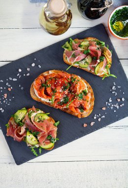 Somon fileto ve jamonlu ızgara bruschetta. Lezzetli İtalyan bruschetta antipasti. Üst görünüm