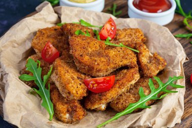 Sos ve hardallı kızarmış tavuk filetosu. Baharatlı kızarmış tavuk.