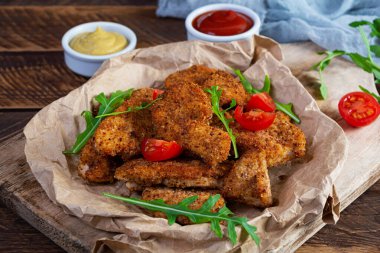 Sos ve hardallı kızarmış tavuk filetosu. Baharatlı kızarmış tavuk.