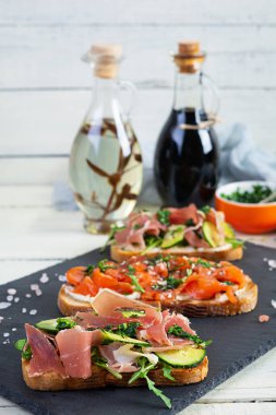 Somon fileto ve jamonlu ızgara bruschetta. Lezzetli İtalyan bruschetta antipasti.