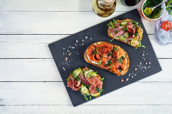 Somon fileto ve jamonlu ızgara bruschetta. Lezzetli İtalyan bruschetta antipasti. Üst görünüm