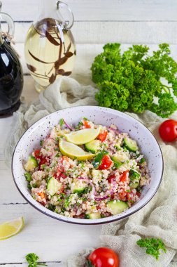 Kuskus, maydanoz, salatalık ve domatesli vejetaryen tabbouleh salatası. Geleneksel Orta Doğu veya Arap mutfağı