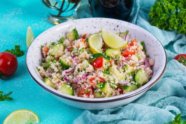Kuskus, maydanoz, salatalık ve domatesli vejetaryen tabbouleh salatası. Geleneksel Orta Doğu veya Arap mutfağı