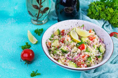 Kuskus, maydanoz, salatalık ve domatesli vejetaryen tabbouleh salatası. Geleneksel Orta Doğu veya Arap mutfağı