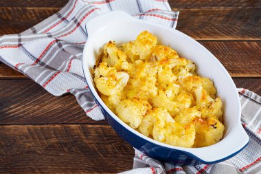 Diyet yemek. Peynirli, kremalı ve yumurtalı fırında karnabahar