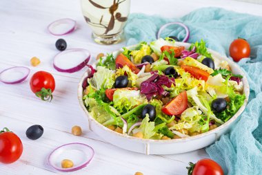 Nohut, domates, zeytin ve marullu vejetaryen salatası. Diyet salata yemeği.