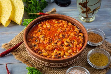 Ahşap arka planda bir kasede Chili con carne. Meksika mutfağı