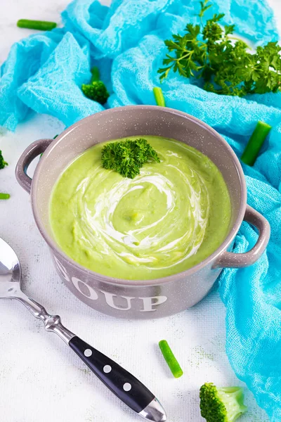 Sup Krim Vegetarian Dengan Brokoli Dan Kacang Polong Makan Siang Stok Gambar