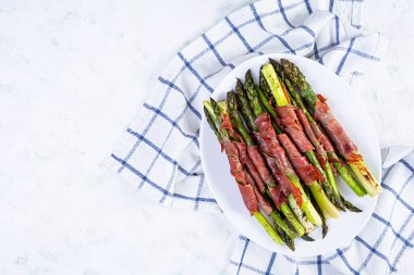 Pastırmalı kuşkonmaz ve ahşap kaplamalı otlar.