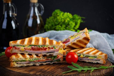 Jambonlu sandviç, peynirli, hardallı, domatesli ve soğanlı. Lezzetli kulüp sandviçleri