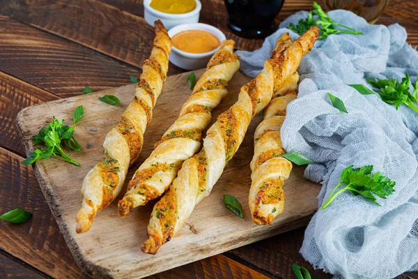 Peynirli ve otlu puf çubukları. Soslu ev yapımı ekmek çubukları.