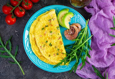 Jambon, soğan ve otlu omlet. Çırpılmış yumurtalı kahvaltı.
