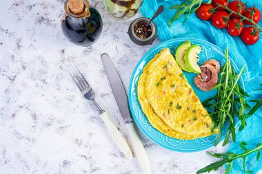 Jambon, soğan ve otlu omlet. Çırpılmış yumurtalı kahvaltı.