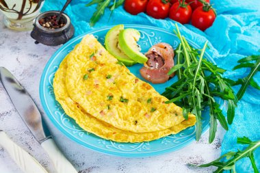 Jambon, soğan ve otlu omlet. Çırpılmış yumurtalı kahvaltı.