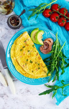 Jambon, soğan ve otlu omlet. Çırpılmış yumurtalı kahvaltı.