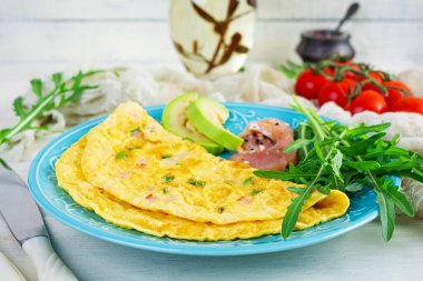 Jambon, soğan ve otlu omlet. Çırpılmış yumurtalı kahvaltı.