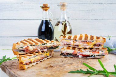 Jambonlu sandviç, peynirli, hardallı, domatesli ve soğanlı. Lezzetli ızgara sandviç.