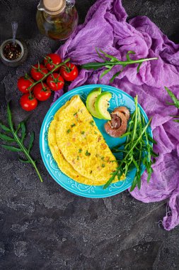 Jambon, soğan ve otlu omlet. Çırpılmış yumurtalı kahvaltı.
