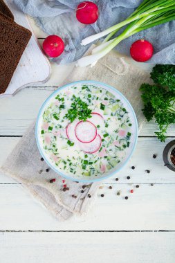 Yoğurt ve sebzeli soğuk yaz çorbası. Geleneksel Rus çorbası okroshka. Üst görünüm