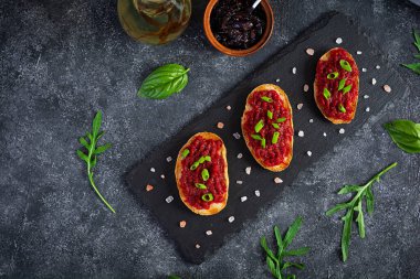 Rendelenmiş pancar, şifalı otlar ve karamelli soğan. Üst görünüm