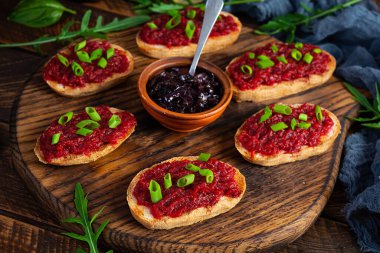 Rendelenmiş pancar, şifalı otlar ve karamelize soğanlı