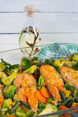 Yeşil sebzeli fırında somon filetosu. Bitki ve sebzeli fileto balığı.